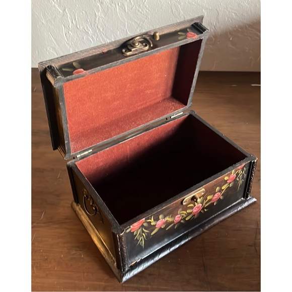 🌹💐Hand-Painted Folk Art Roses Floral Wooden Keepsake Box with Brass Latch🌹💐 - Picture 6 of 9